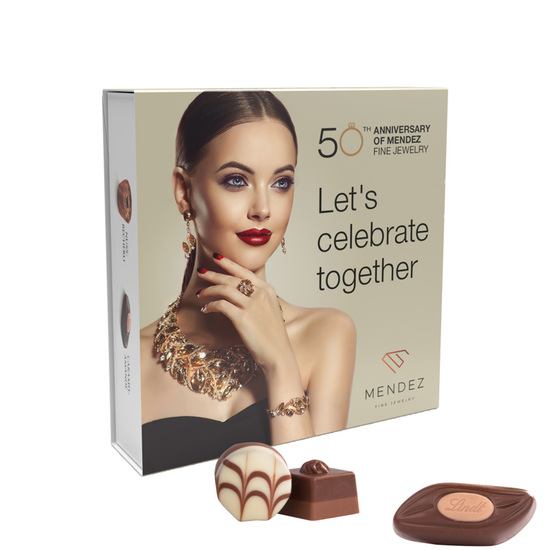 Lindt Präsent; 9 Lindt Mini Pralinés mit Werbeschuber Weihnachtsmütze: Karton, weiß, FSC®-Zertifiziert, Inlay: Kunststoff