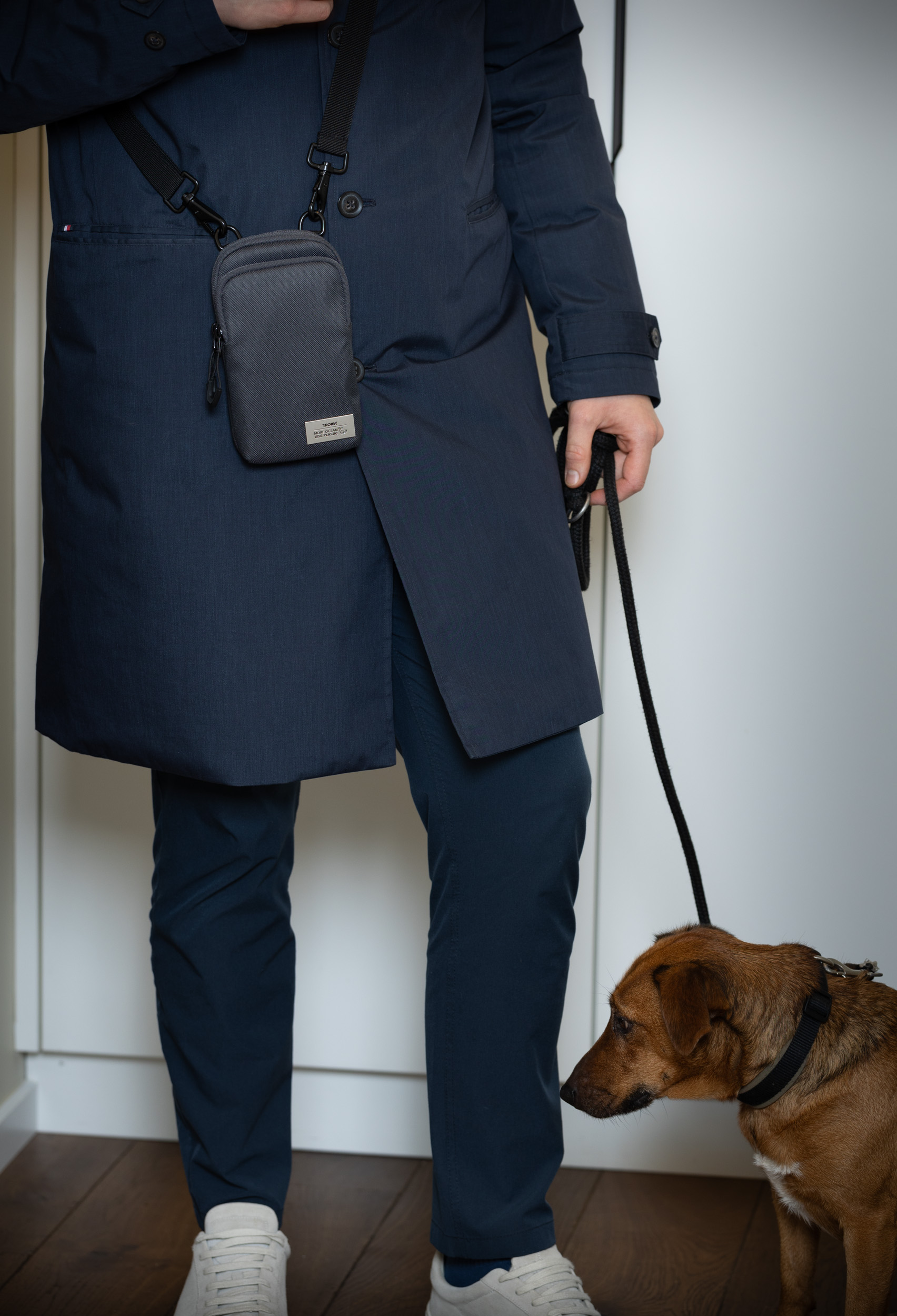 TROIKA Smartphone Umhängetasche BLUE CYCLE SMARTBAG