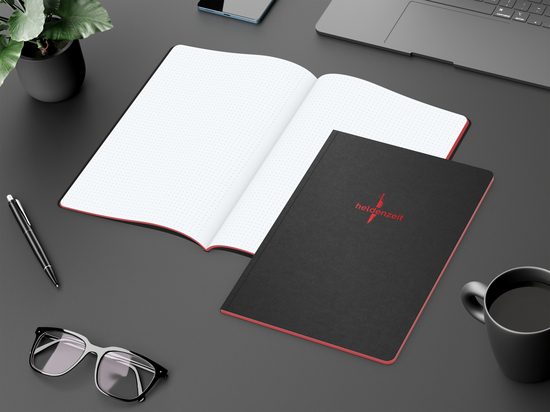 Notizbuch Tablet-Book Farbschnitt Naturkarton-Softcover schwarz, Papierformat/Lineatur DIN A4 / Punktraster, Farbschnitt/Logodruck rot/rot