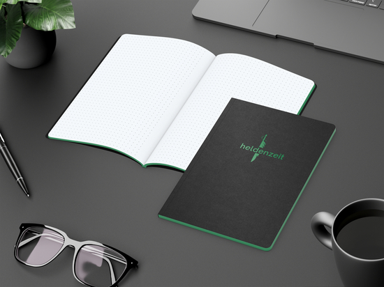 Notizbuch Tablet-Book Farbschnitt Naturkarton-Softcover schwarz, Papierformat/Lineatur DIN A5 / Punktraster, Farbschnitt/Logodruck grün/grün