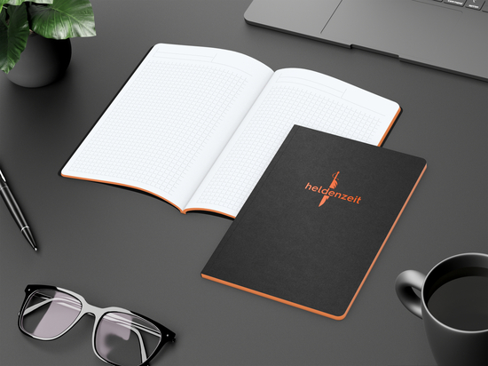 Notizbuch Tablet-Book Farbschnitt Naturkarton-Softcover schwarz, Papierformat/Lineatur DIN A5 / Winkelkaro, Farbschnitt/Logodruck orange/orange