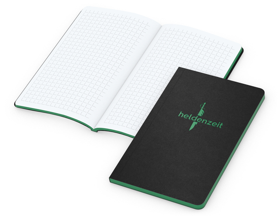 Notizbuch Tablet-Book Farbschnitt Naturkarton-Softcover schwarz, Papierformat/Lineatur 94 × 152 mm / Winkelkaro, Farbschnitt/Logodruck grün/grün