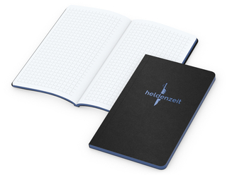 Notizbuch Tablet-Book Farbschnitt Naturkarton-Softcover schwarz, Papierformat/Lineatur 94 × 152 mm / Winkelkaro, Farbschnitt/Logodruck mittelblau/mittelblau