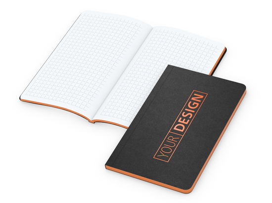 Notizbuch Tablet-Book Farbschnitt Naturkarton-Softcover schwarz, Papierformat/Lineatur 94 × 152 mm / Winkelkaro, Farbschnitt/Logodruck orange/orange