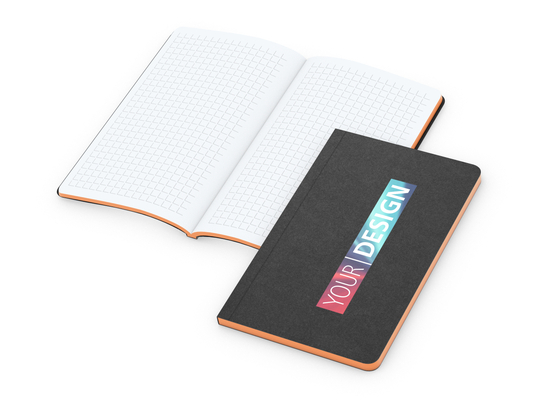 Notizbuch Tablet-Book Farbschnitt Naturkarton-Softcover schwarz, Papierformat/Lineatur 94 × 152 mm / Winkelkaro, Farbschnitt/Logodruck orange/4farbig