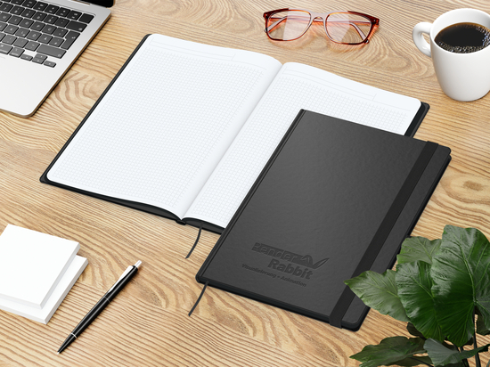 Notizbuch Hardcover Black-Book Ausstattung schwarz, DIN A4, Lineatur Winkelkaro, Blindprägung inkl.