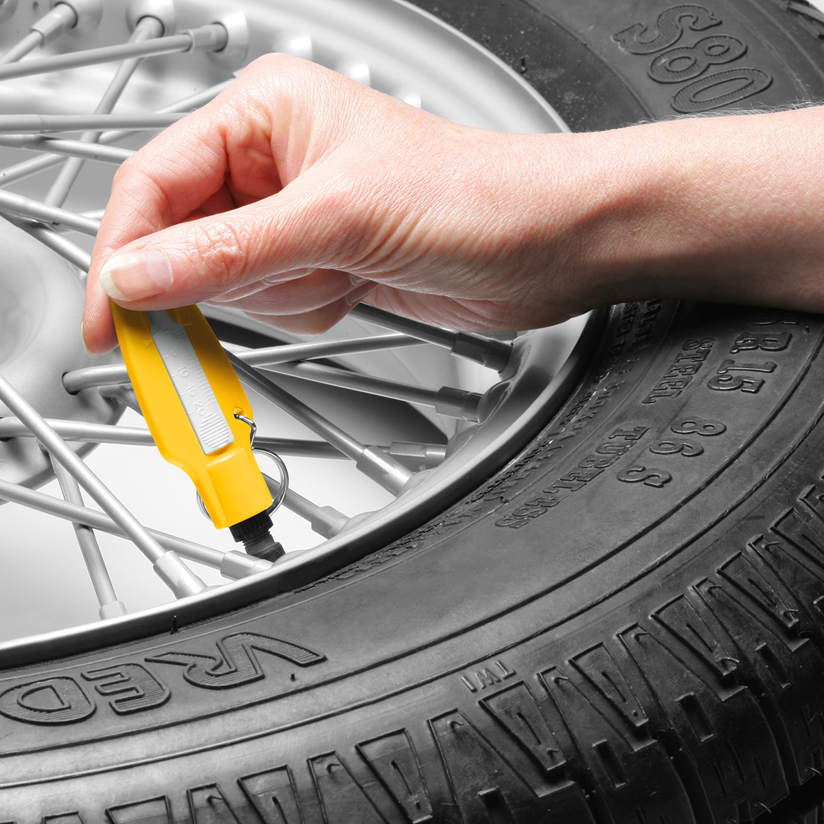 Reifenprofiltiefenmesser mit Ventilkappendreher