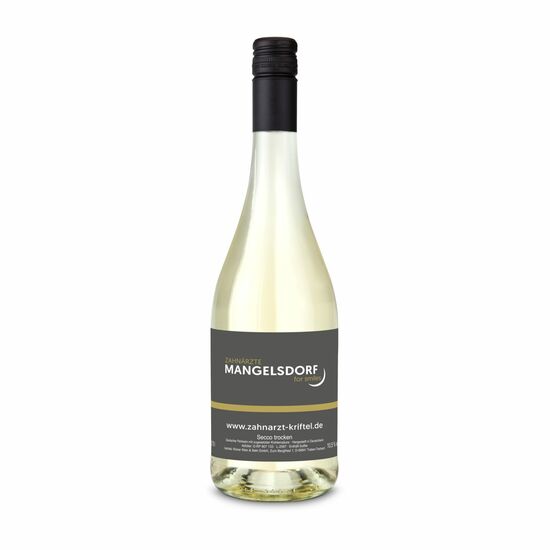 Stoßen Sie miteinander an: Eine klare Flasche deutscher Secco (0,75 l) kombiniert mit 2 passenden Secco Gläsern. Zum Wohl!