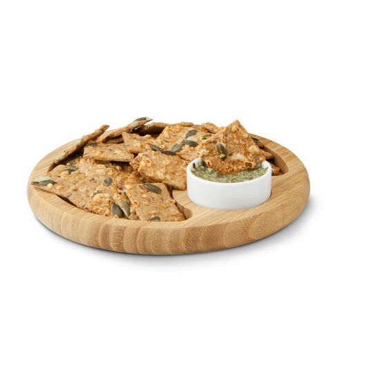 Der ROMINOX® Bambusteller mit Keramikschale eignet sich perfekt zum Dippen. Probieren Sie es direkt mit dem Dipgewürz & den Käsecrackern aus