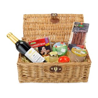 Ein Osterkorb voller Delikatessen: Eifeler Leber- & Mettwurst, 4 Landjäger, Senf, Vollkornbrot, Rotwein (0,375 l) und 1 Osterei.