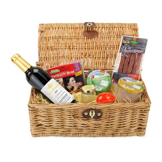 Ein Osterkorb voller Delikatessen: Eifeler Leber- & Mettwurst, 4 Landjäger, Senf, Vollkornbrot, Rotwein (0,375 l) und 1 Osterei.