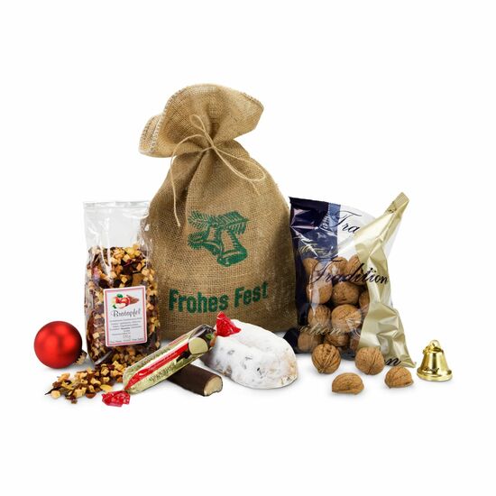 Ein Jutesack mit Aufdruck gefüllt mit Nüssen (400 g), Stollen (200 g), Bratapfel-Früchtetee (150 g) und schokoliertem Marzipanbrot (75 g).