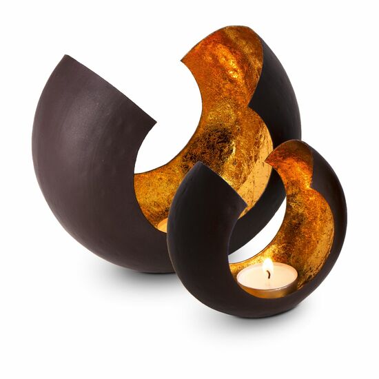 Stilvolle Kombination: 1 hochwertiger ROMINOX® Teelichthalter Sakrale, 1 Liqueur de Chocolat Blanc und 2 Likör-Gläser