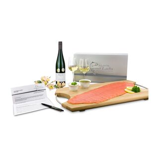 Gutschein für 300 g rauchzarten Atlantik Gourmet Lachs, filetiert & vorgeschnitten mit passendem Weißwein (0,75 l), Meerrettich & Senf.