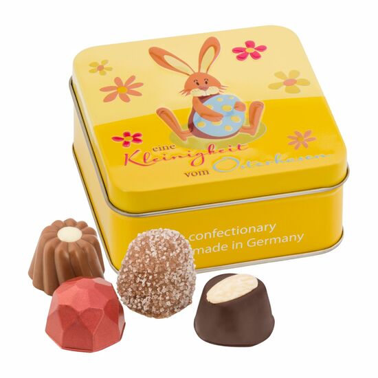 Der Osterhase bringt 50 g hochwertige Pralinen & Trüffel in einer bunten, österlichen Schmuckdose mit 3D-Prägung.