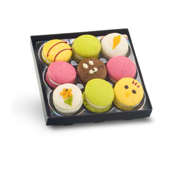 9 leckere, österliche Macarons (ca. 90 g), hangearbeitet in Confiserie-Qualität und hübsch präsentiert in schwarzer Geschenkverpackung mit Schleife und Anhänger