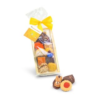 Diese österliche Gebäckmischung (125 g) in hochwertiger Confiserie-Qualität präsentiert sich in einer goldenen Schale mit gelber Schleife.