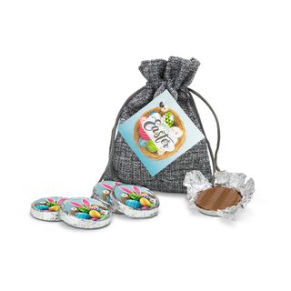 Das graue Säckchen enthält 5 Vollmilchtaler (je 8 g) im österlichen Design und trägt einen hübschen Geschenkanhänger