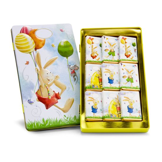 Die Dose mit dem Osterhasen ist gefüllt mit 9 leckeren Edel-Vollmilch Schokoladen-Täfelchen (insgesamt 90 g).