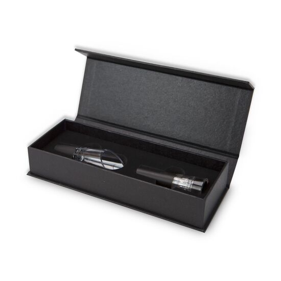 Ein Duett aus einer Rotwein- und einer Weißweinflasche (je 0,75 l) verpackt mit einem ROMINOX® Weinaccessoire-Set im schwarzen Karton.