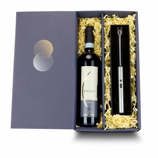 Eine Flasche Bardolino Wein (0,75 l) dazu kombiniert ein Lichtbogenfeuerzeug (kein Benzin oder Gas benötigt, akkubetrieben).