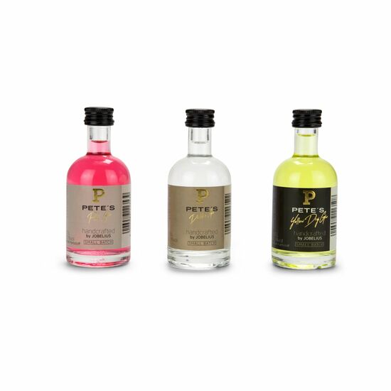 Probieren Sie 3 originelle Gin-Sorten: Yellow, Distilled oder Pink Gin (je 0,05 l) mit Rezeptflyer in eleganter schwarzer Verpackung