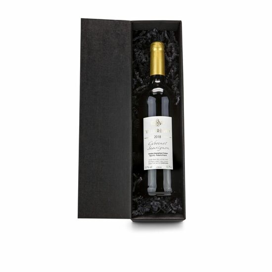Der Klassiker: Eine Flasche französischer Cabernet Sauvignon (0,75 l) auf schwarzem Sizzle im schwarzen Geschenkkarton