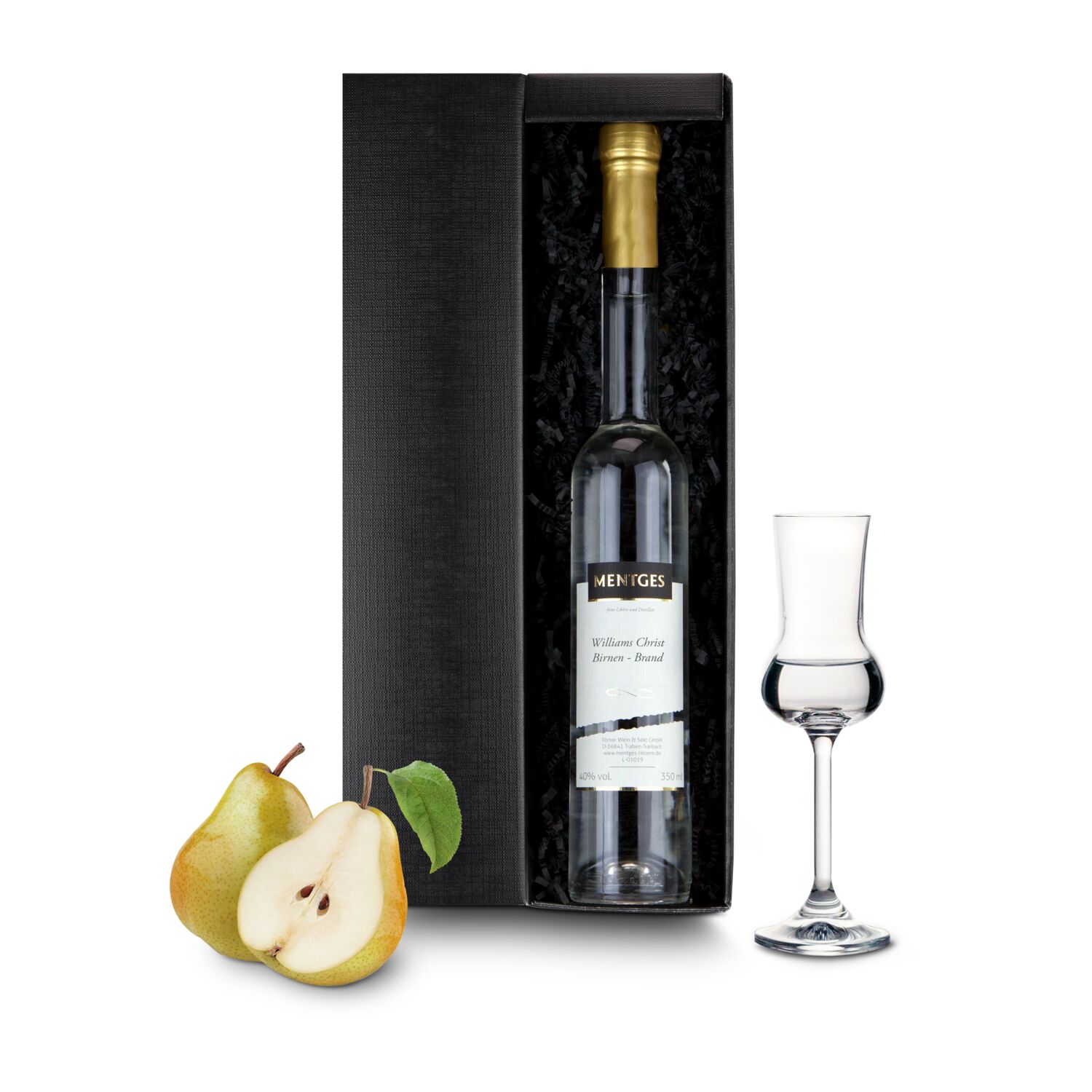 Eine Flasche Williams-Christ-Birnenbrand von MENTGES (0,35 l) gebettet in einem schwarzen Karton auf schwarzem Sizzle.