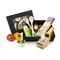 Caesar Dressing (240 ml), ROMINOX® Holz-Salatbesteck, 500 g Spaghetti, ROMINOX® Parmesanreibe und Tomatensoße (160 ml) in Geschenkbox