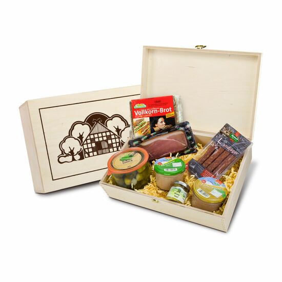 Große Holzkiste gefüllt mit Schinken, 4 Landjägern, Leberwurst, Bauernmettwurst, Senf, Gewürzgurken und Vollkornbrot