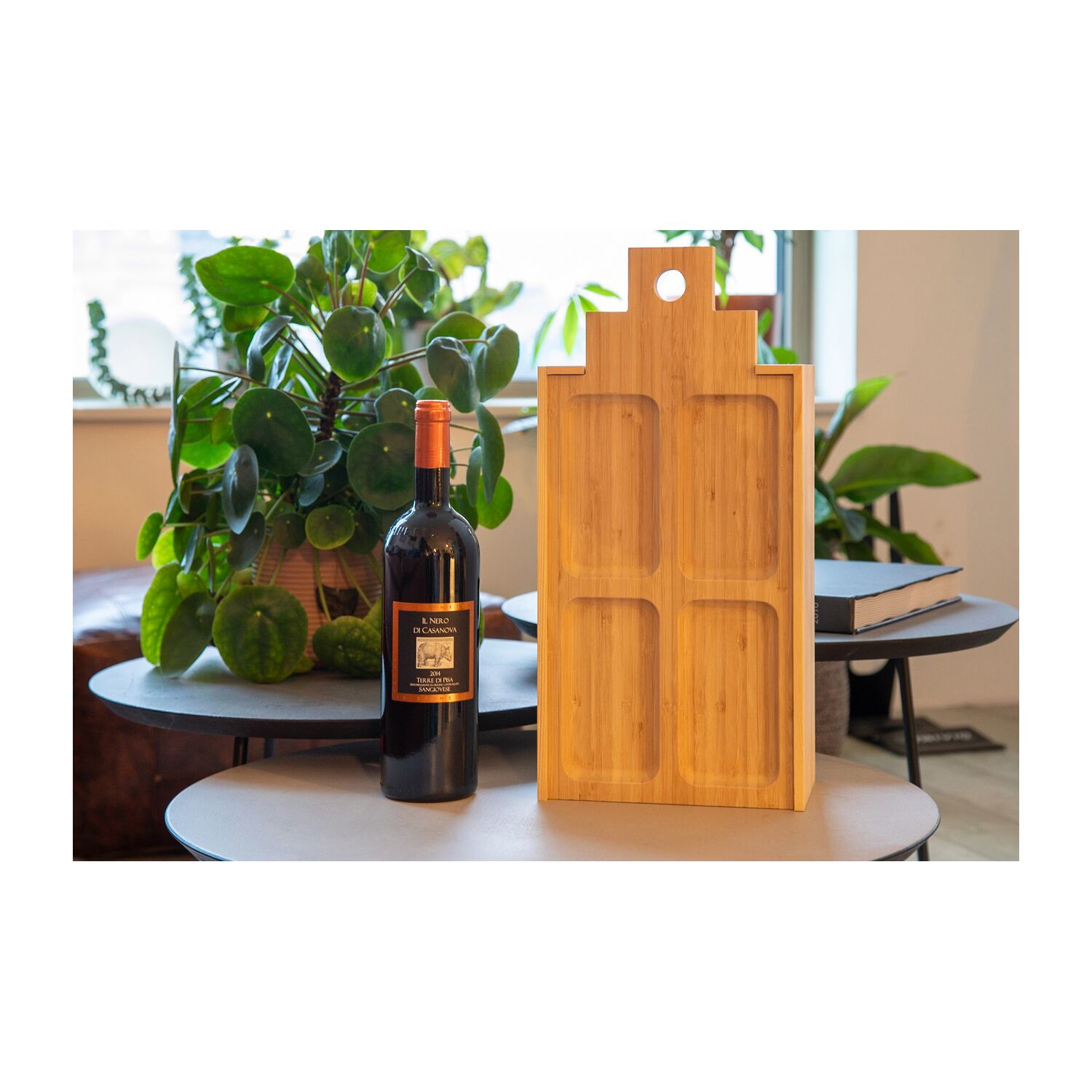 2in1 Holzkiste und Servierbrett befüllt mit 1 Flasche Tapaz Tempranillo Rotwein, 1 Weinkaraffe und 4 ROMINOX® Serviettenringen