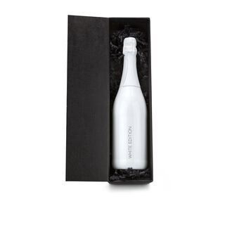 Weiß lackierte Flasche Cuvée Sekt (0,75 l) mit Druck „White Edition“, gebettet auf schwarzem Sizzle und verpackt im schwarzen Präsentkarton.