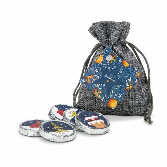 Das graue Säckchen enthält 5 Vollmilchtaler (je 8 g) und trägt einen hübschen weihnachtlichen Geschenkanhänger