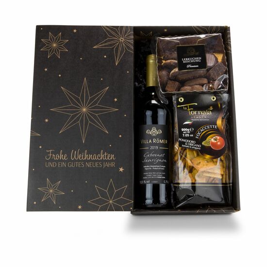Einen Rotwein Cabernet Sauvignon, 200 g Kräcker und 200 g Lebkuchenmischung verpackt im weihnachtlichen Geschenkkarton