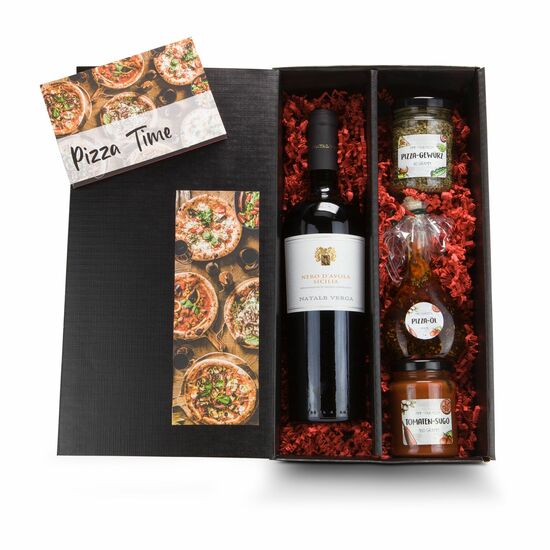 1 Rotwein Nero D`Avola (0,75 l), 160 g Tomatensoße, 40 g Pizzagewürz, 95 ml Pizza-Öl und 1 Rezeptkarte verpackt im schwarzen Karton