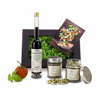 100 ml Aceto Balsamico + 2 Dressing-Gewürzmischungen (30 g Kräuter und 60 g Balsamico) + Rezeptflyer. Verpackt im schwarzen Karton.
