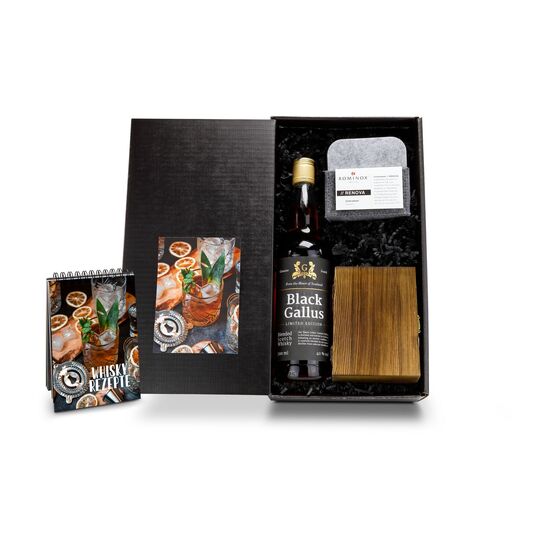 Eine Flasche Whisky, ROMINOX® Whiskysteine, ein Whisky Rezeptbuch und ein ROMINOX® Untersetzer-Set verpackt in einem schwarzen Karton.