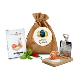 Sie erhalten die ROMINOX® Gewürzreibe Aroma mit Ständer und dazu rötliches Kristallsalz (Salzbrocken, ca. 50 g) im hellbraunen Jutesäckchen.
