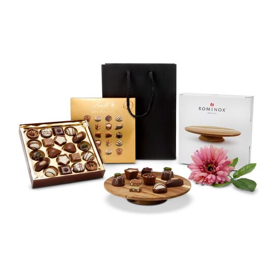 ROMINOX® Mini-Servierplatte Presenta und passend dazu eine Packung Lindt Mini-Pralinés verpackt in einer schwarzen Geschenktüte.