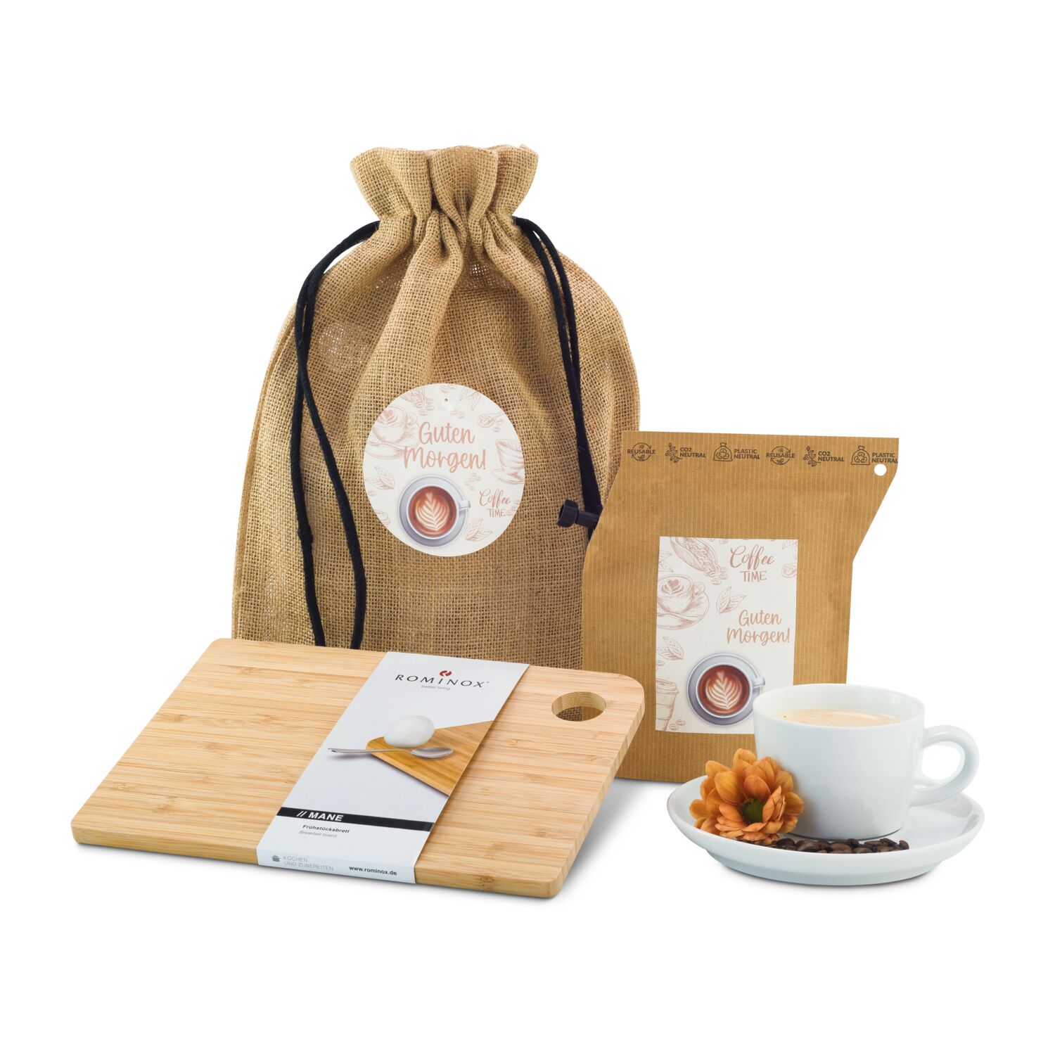 Ein ROMINOX® Frühstücksbrettchen aus Bambusholz sowie ein Kaffeebrühbeutel verpackt in einem Jutesack.