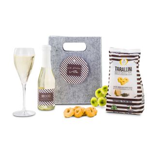 Ein trockener Piccolo Secco (0,2 l) kombiniert mit Tarallucci Käse-Pfeffer Kräckern (230 g) verpackt in einer hellgrauen ROMINOX® Filztasche inkl. Anhänger.