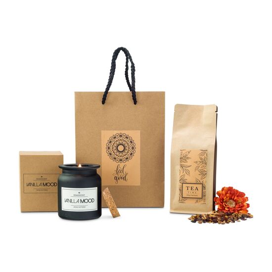 In der naturfarbenen Tüte mit "Feel Good" Aufkleber befinden sich ein Früchtetee Vanille-Sahne und eine ROMOSCENT® Aromakerze.