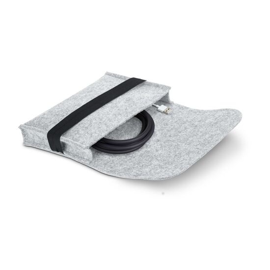 Die ROMINOX® Filztasche mit Gummiband ist gefüllt mit einem Oblaten-Lebkuchen, einem Lebkuchen-Stern und einem Mini-Stollen.