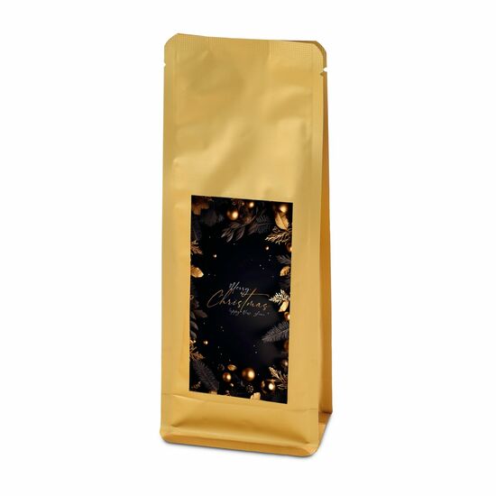 Dieser leckere Früchtetee (100 g) mit Apfelstücken, Orangenschalen und Zimt kommt in einem goldenen Beutel mit edlem Weihnachtsmotiv.