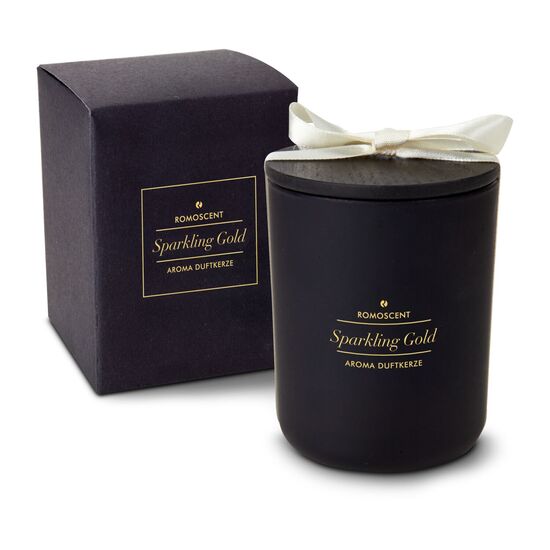 Ein Weihnachtsbaum aus Holz sowie eine Flasche Cabernet Sauvignon und eine Duftkerze „Sparkling Gold“ verpackt in einem naturfarbenen Weihnachtskarton.