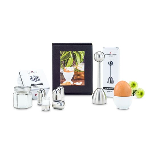 Ein Set aus vier Minisalzstreuern, einem Eierköpfer und einem Glas Meersalz. Alles kommt verpackt in einer schwarzen Geschenkbox mit Aufkleber.