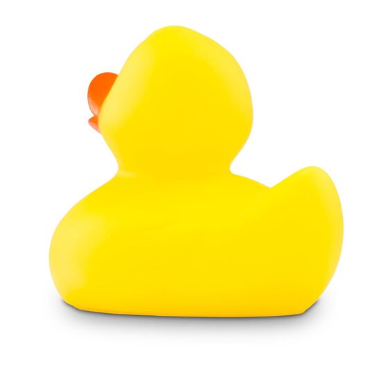 Eine Badeente, Badesalz, eine Tube Duschgel, ein Mesh-Schwamm und ein Handtuch verpackt in einem blauen Geschenkkarton mit Aufkleber.