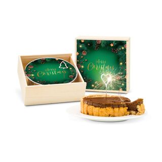 Nach traditionellem Bäckerhandwerk gebackener Schoko-Quarkkuchen mit Wunderkerze, geliefert in einer Holzkiste mit Deckelaufleger.