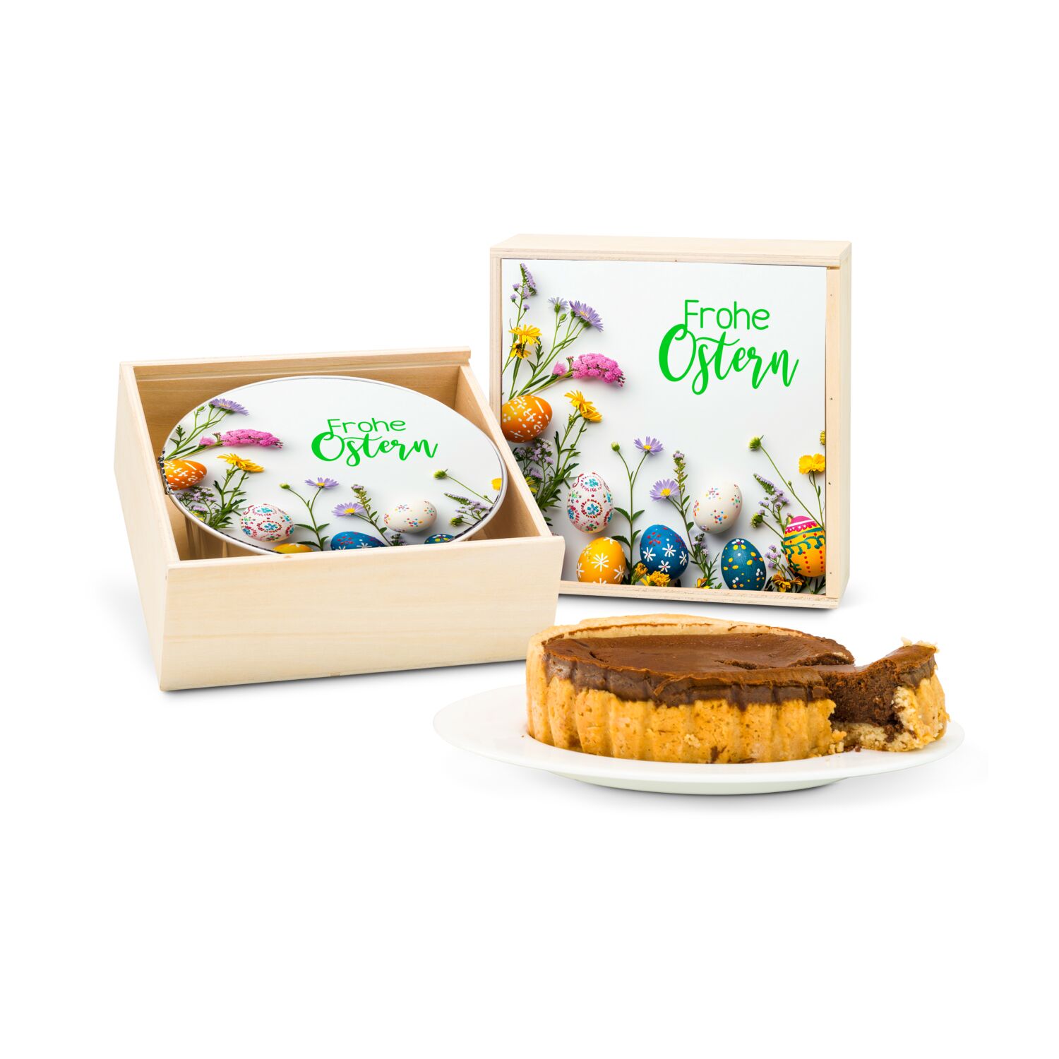 Nach traditionellem Bäckerhandwerk gebackener Schoko-Quarkkuchen, geliefert in einer Holzkiste mit Oster-Deckelaufleger