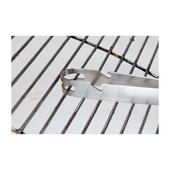 Eine ROMINOX® 5-in-1-Grillzange und ein Dip-Trio, verpackt in einer schwarzen Geschenkröhre mit einem Grillmotiv-Sticker.